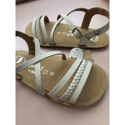 sandalias  tiras blancas niña barefoot