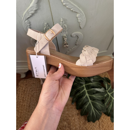 SANDALIA BEIGE TRENZADA